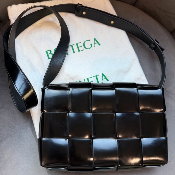 BOTTEGA CASSETTE Spazzolato Intrecciato Crossbody Bag Black patent woven - Picture 1 of 15